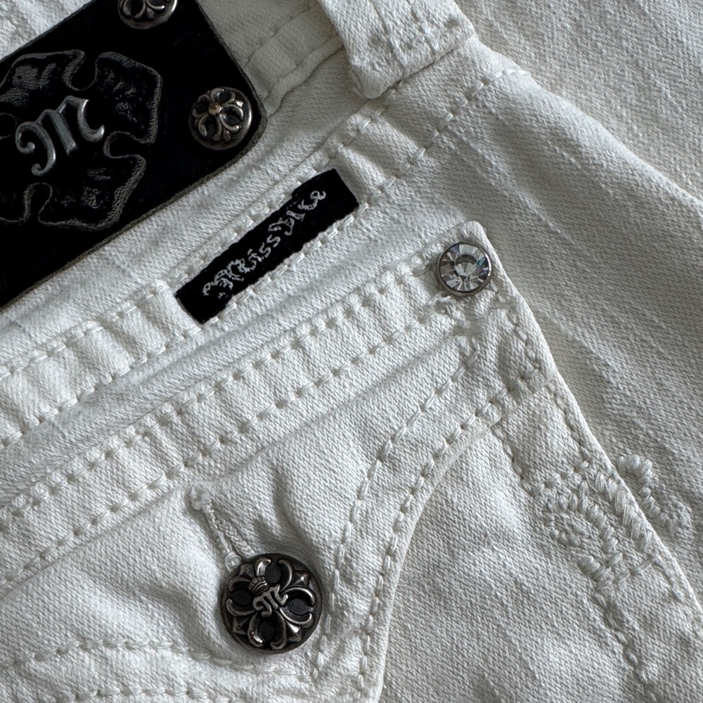 🔥 Miss Me Jeans with Embellished Pockets 🔥